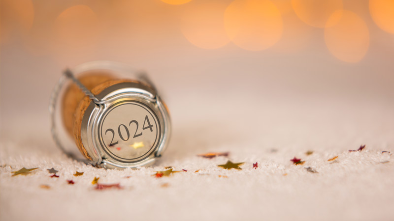 Grande plano de rolha de champagne com 2024 gravado no topo